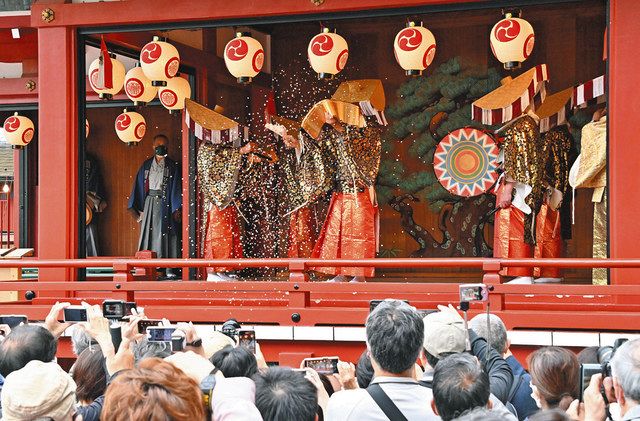 三社祭が始まり、浅草神社の神楽殿で奉納された「びんざさら舞」