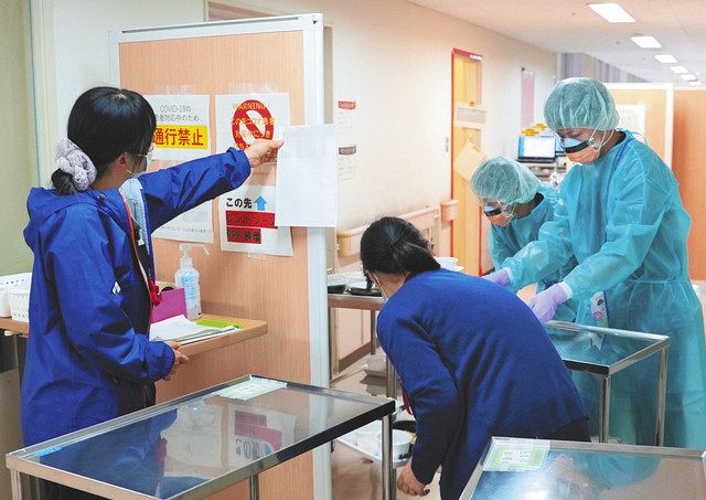 新型コロナ病床で、入院患者の食事を用意する職員たち＝１７日、東京都文京区の東京医科歯科大病院で（同病院提供）