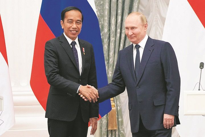 ロシアのプーチン大統領にG20への参加を要請したインドネシアのジョコ大統領（左）＝6月30日、モスクワで（AP）
