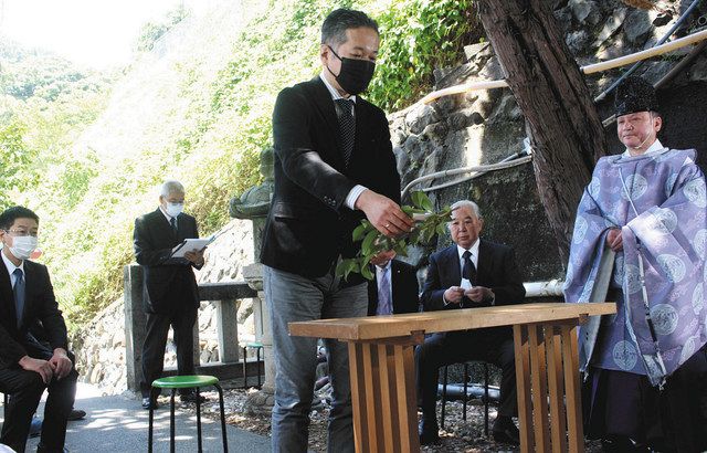 走り湯 に感謝 次世代へ 伊豆山温泉例大祭 神事のみで行事中止 東京新聞 Tokyo Web