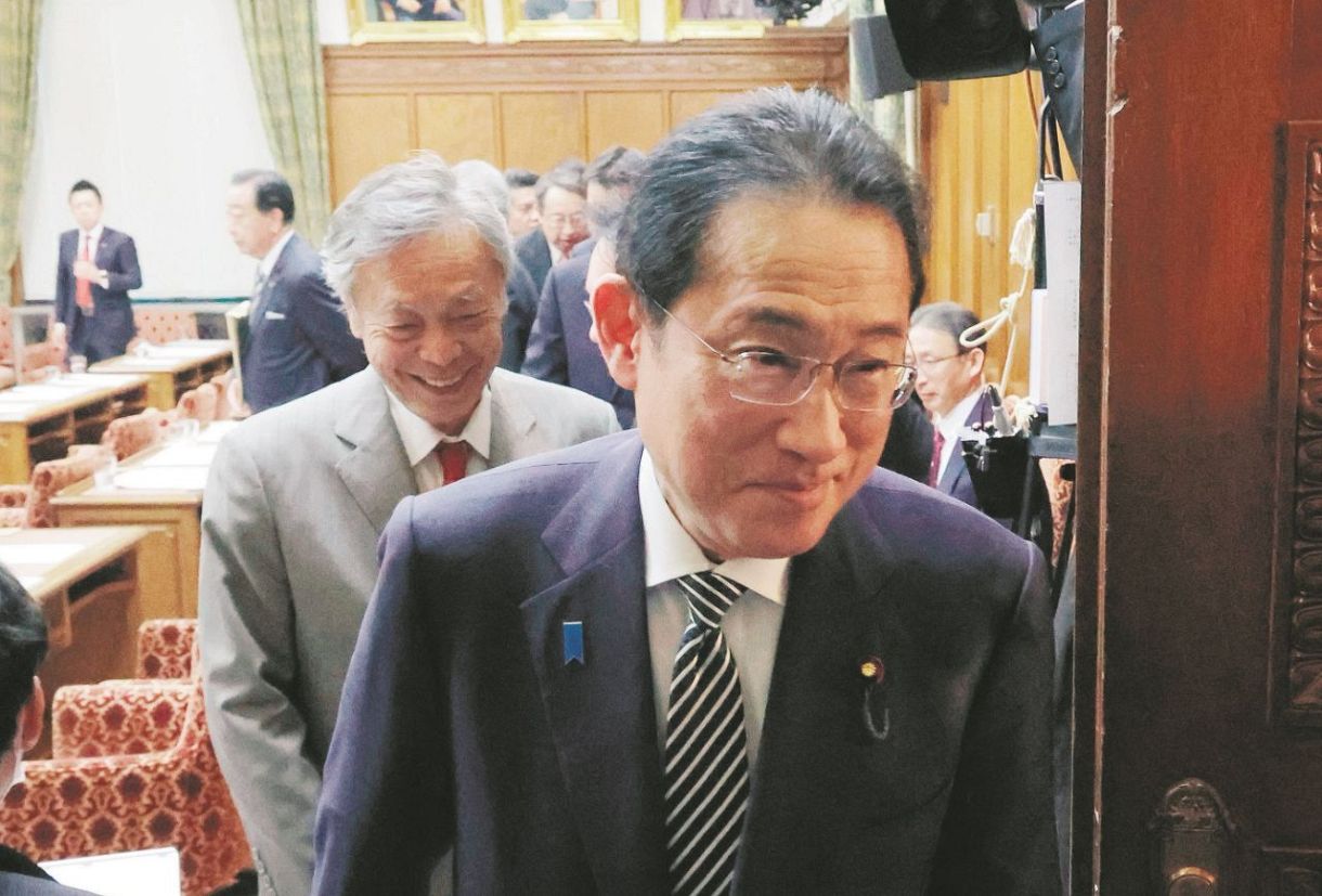 衆院政治倫理審査会を終え、退室する岸田首相（手前、代表撮影）