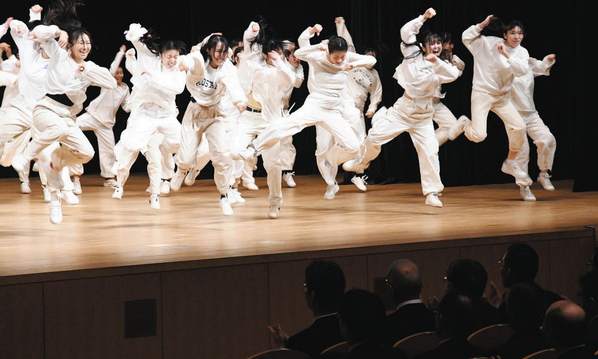 埼玉県庁で仕事始め 知事「施策を着実に」 武南高生のダンス披露も