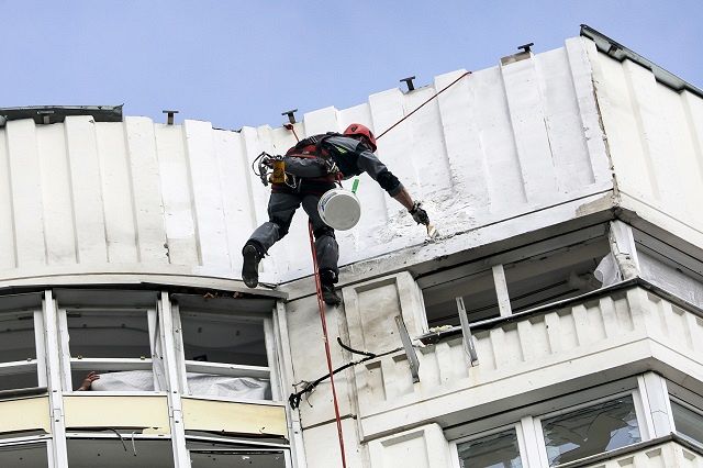 ウクライナの無人機攻撃後による建物の損傷を修理する作業員＝5月30日、ロシアのモスクワで（AP）