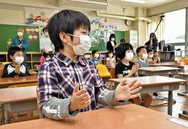 教室に入りみんなで手遊びを楽しむ新１年生＝松戸市で