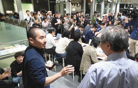 ミキ・デザキ監督（手前左）も参加し、映画「主戦場」の上映中止について話し合われた＝３０日、川崎市麻生区で