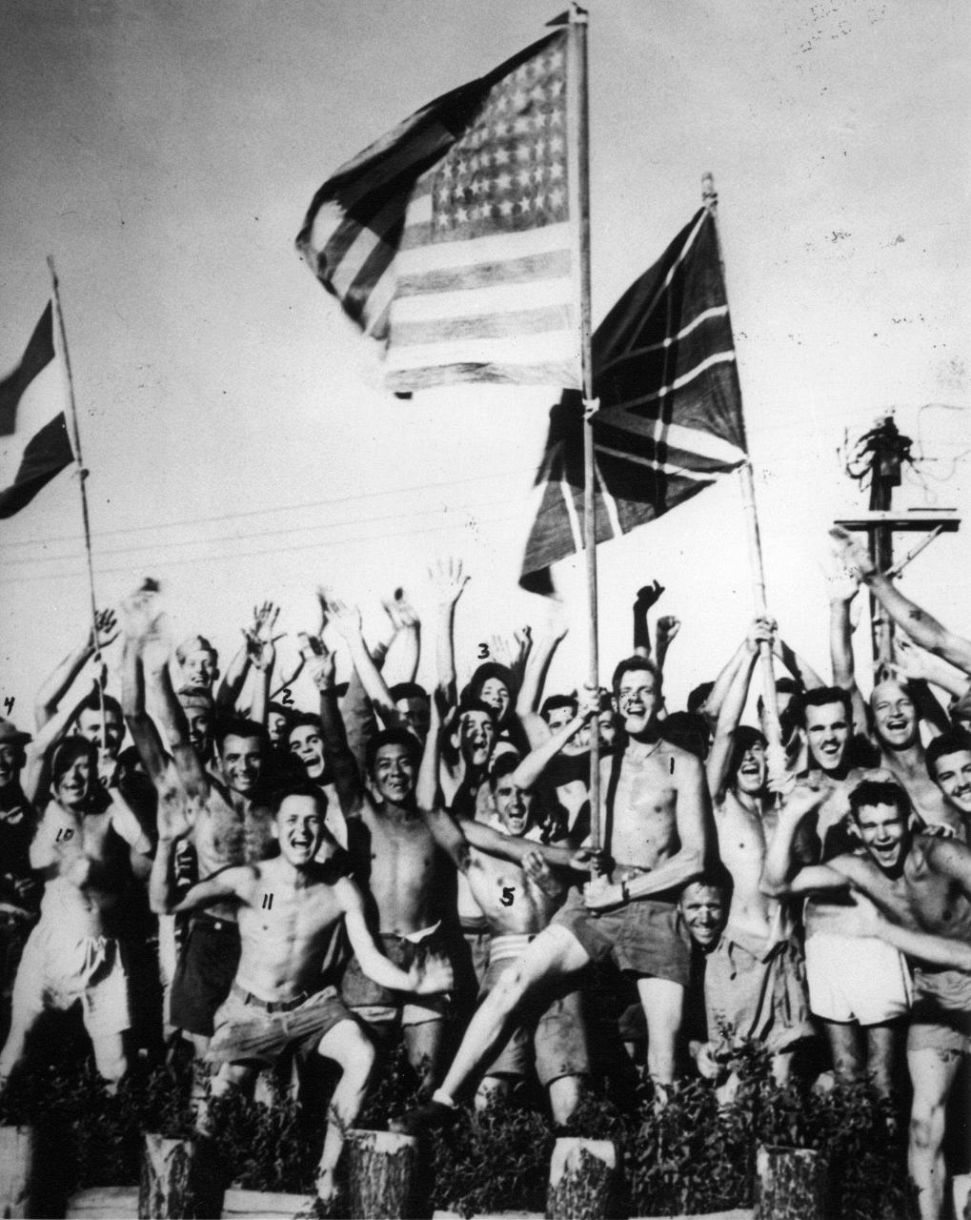 東京・大森捕虜収容所で迎えの船に歓呼する捕虜。1945年8月30日撮影（Robert R．Martindale氏提供、米国立公文書館所蔵）
