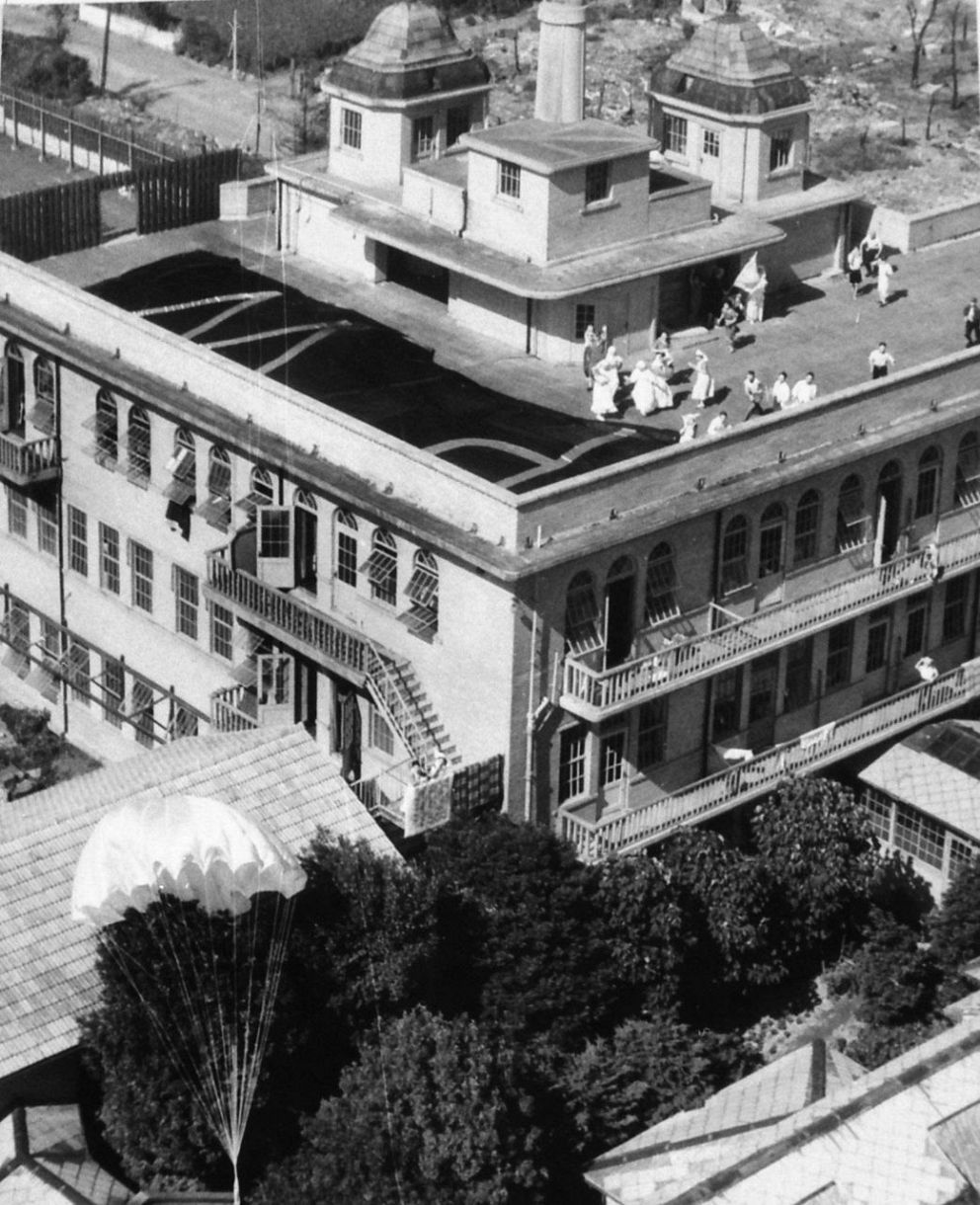終戦直後、民間人抑留所だった東京・聖母病院に連合国軍が救援物資を投下した（工藤洋三氏提供、米国公文書館所蔵）