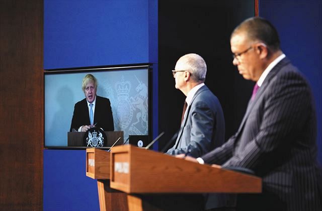 １９日、ロンドンでの記者会見にオンラインで臨む英国のジョンソン首相（左）（ＡＰ）