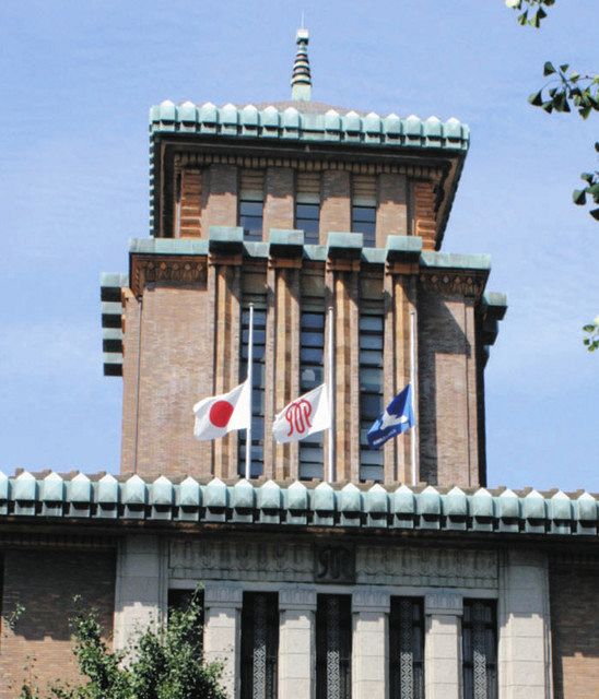 安倍晋三元首相の国葬に伴い、半旗を掲げる県庁本庁舎＝横浜市中区で