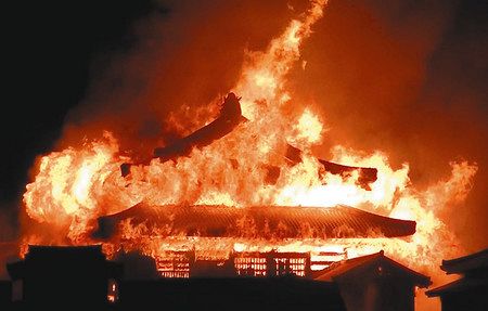激しく燃え上がる首里城の正殿＝３１日午前４時ごろ、那覇市で（近隣住民撮影）