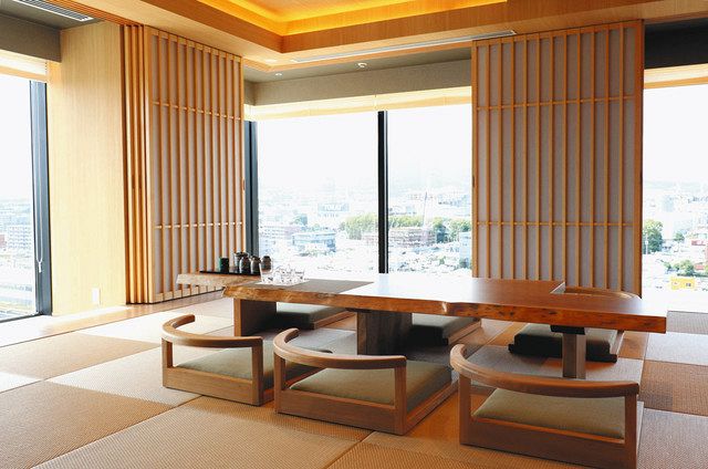 木目調のデザインの客室からは、天候が良ければ富士山を望める
