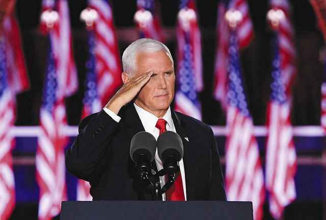 ２６日、米メリーランド州ボルティモアの共和党大会で演説後、敬礼するペンス副大統領＝ＵＰＩ・共同