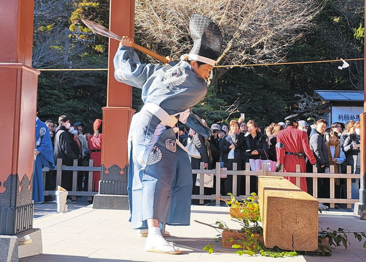 鎌倉・鶴岡八幡宮で年始行事 工事の安全 災い退散願う：東京新聞デジタル