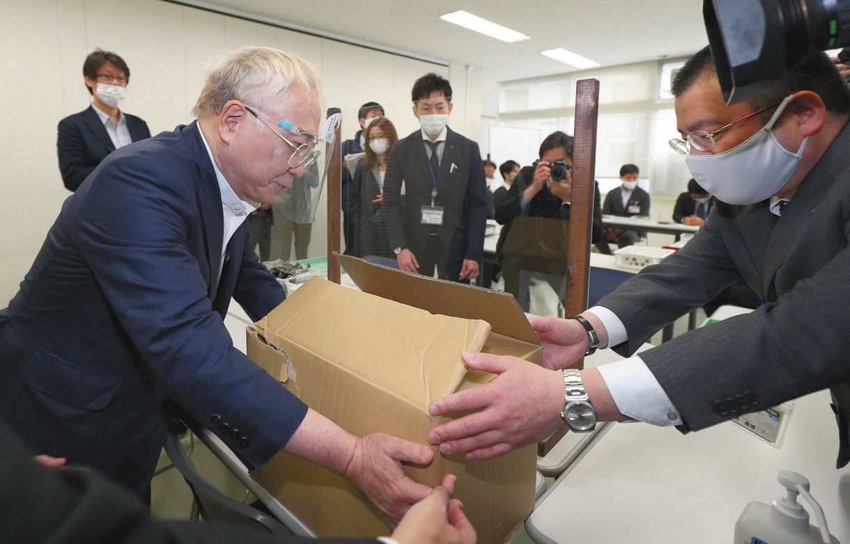 大村秀章愛知県知事のリコールに必要な署名を提出する高須克弥院長（左）＝４日午前、名古屋市千種区役所で 