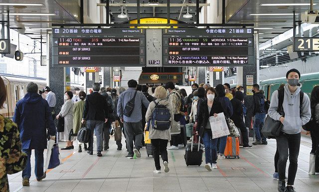 乗客らが行き交う東北や北陸方面行きの新幹線ホーム＝ＪＲ東京駅で、いずれも２９日