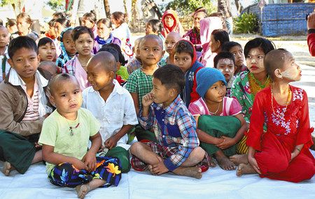ミャンマー西部ラカイン州で２０１９年１月、国軍とアラカン軍の戦闘が起き、僧院で避難生活をする子どもたち