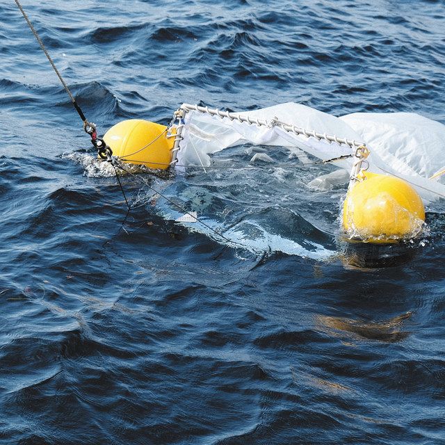 海面をすくうように引いてプラスチック粒子を採取するネット＝海洋研究開発機構提供