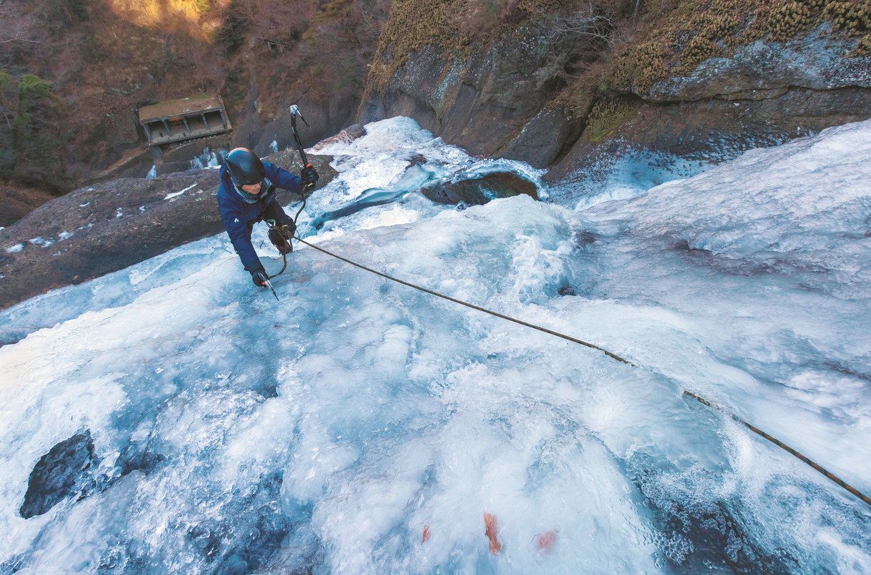 結氷した袋田の滝を登るクライマー。左奥は第1観瀑台＝8日、茨城県大子町で