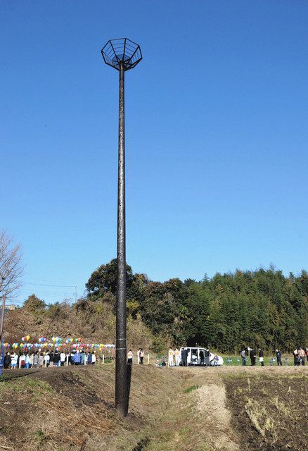 木間ケ瀬地区に完成したコウノトリ営巣のための人工巣塔
