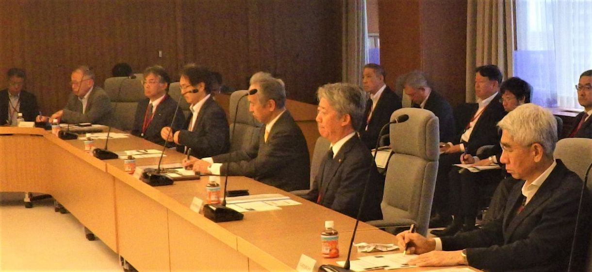 防衛省と防衛関連企業との意見交換会に出席した川崎重工業の橋本社長（手前右から2人目）＝7月11日、同省内で