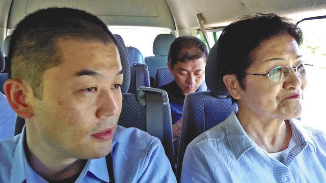 北朝鮮に入国した林恵子さん（右）＝北朝鮮の平壌郊外で（日本電波ニュース社提供）