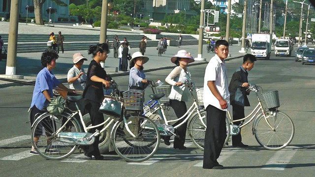 車中からは市民らの自然な姿も撮影された＝北朝鮮の咸興で（日本電波ニュース社提供）