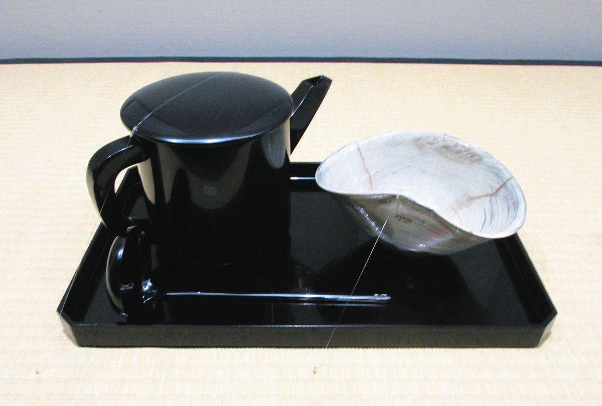 ■展示品 灰皿 手堤黒檀 和室 お茶室 日本間 料亭 旅館 人、モノの関係性に息づく美意識 「美を味わう－懐石のうつわと茶の湯