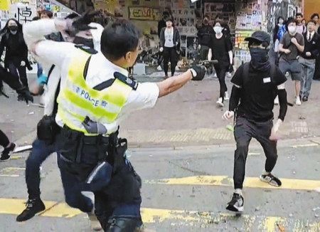 香港警察 無防備な市民を至近距離で３発 デモ男性に発砲 重体 東京新聞 Tokyo Web
