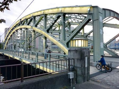 東京舞台さんぽ】「東京新大橋雨中図」 兄嫁と見つめた、隅田川