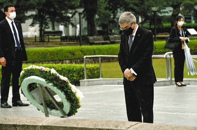 平和記念公園を訪問し、原爆慰霊碑前で黙とうするＩＯＣのバッハ会長＝７月１６日午後、広島市で