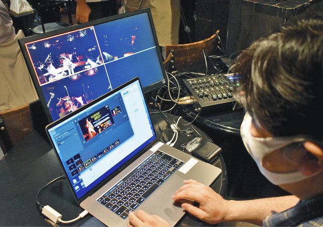 「銀座ＴＡＣＴ」に設置された配信用のブース。３台のカメラからの映像を切り替える＝いずれも中央区で 