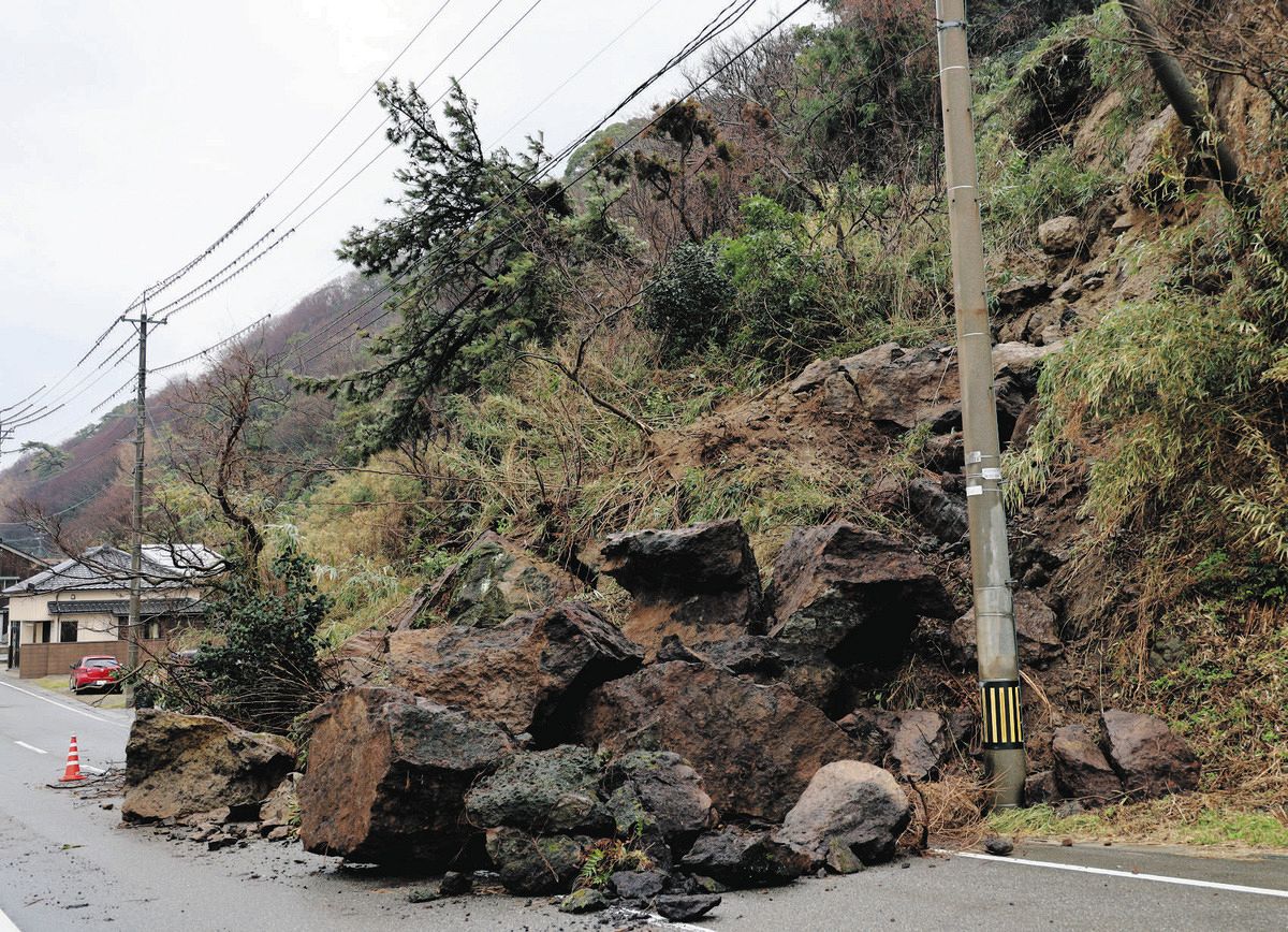 県道23号の片側一車線をふさぐ土砂崩れ＝3日、石川県志賀町