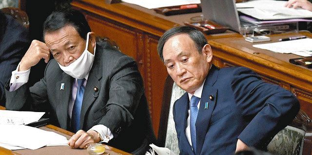 各党の代表質問が行われた参院本会議に臨む菅首相（右）と麻生財務相