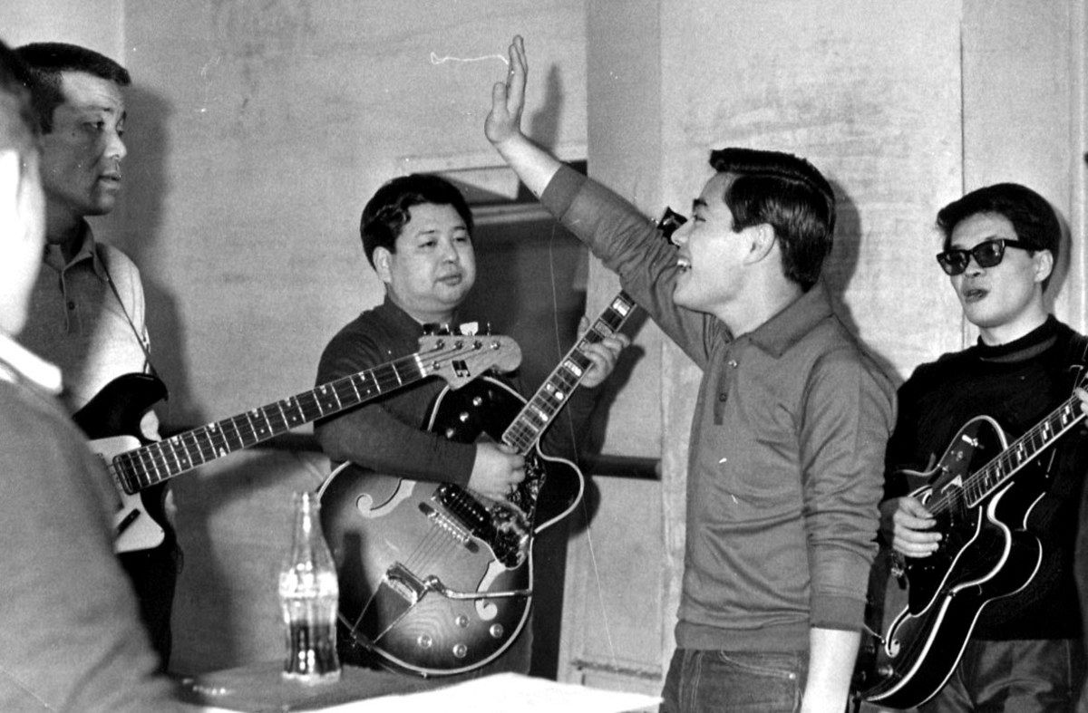 ギターを抱える高木ブー（右から3番目）ら、ザ・ドリフターズのメンバー＝1960年代、東京・新宿コマ劇場の稽古場で

