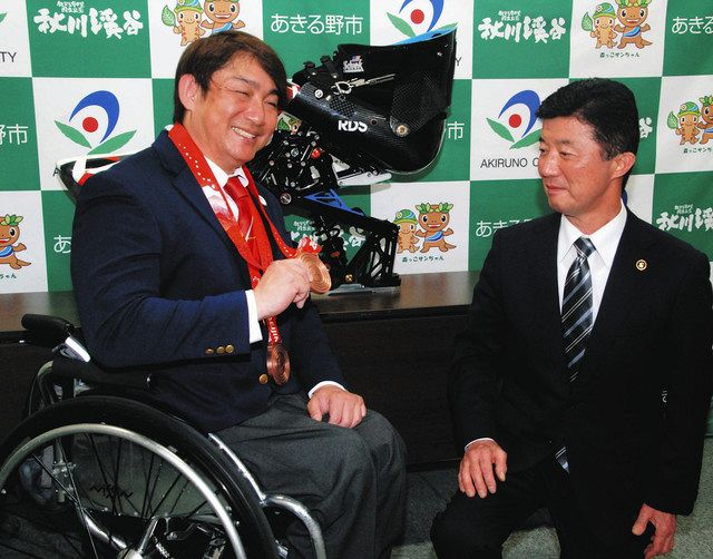 村木市長（右）にメダル獲得を報告する森井選手＝あきる野市役所で