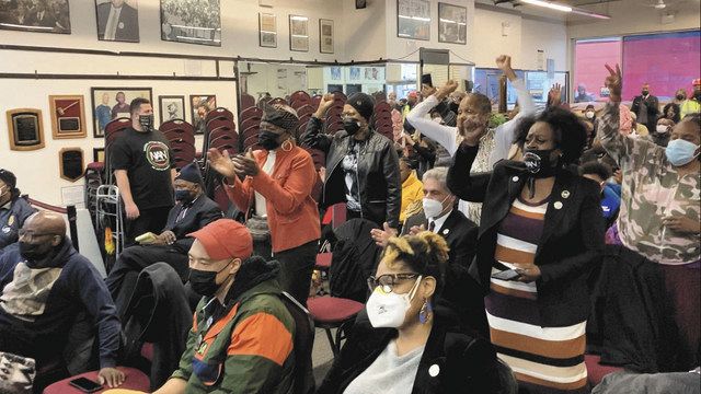 米ニューヨークで１７日、投票権保護を訴える集会で気勢を上げる参加者ら。米南部諸州では実質的に黒人らの投票権を制限する立法が相次いでいる＝杉藤貴浩撮影
