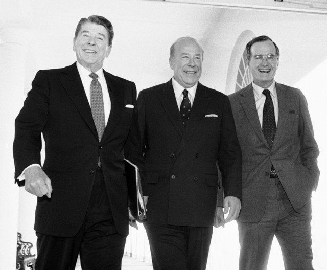 １９８５年１月、米ワシントンのホワイトハウスで談笑する当時のレーガン米大統領（左）とシュルツ国務長官（中）、ブッシュ副大統領＝ＡＰ・共同

