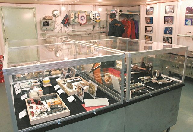 千葉・船橋市の旧南極観測船「SHIRASE5002」 持ち帰った石や観測機器