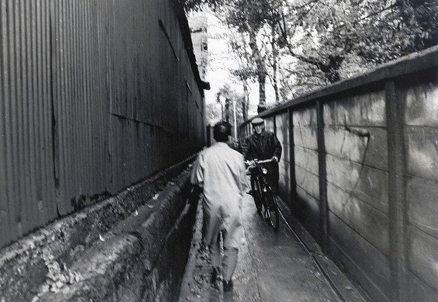 （２）反対方向を見ると人がギリギリすれ違えるほどの狭さ。塀沿いの樹木は現在も残る＝１９７２年、いずれも林田廣伸さん撮影