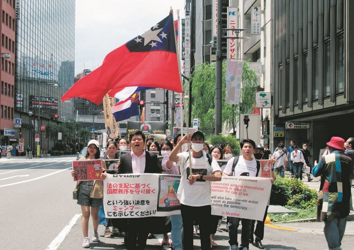 日本などに軍への圧力強化などを求めたミャンマー人らのデモ＝5月、東京・銀座で