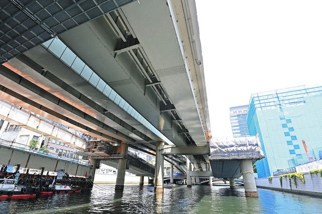 首都高速江戸橋出入り口では右側の橋桁が撤去され、部分的に空が見えるようになった＝２４日、東京都中央区で