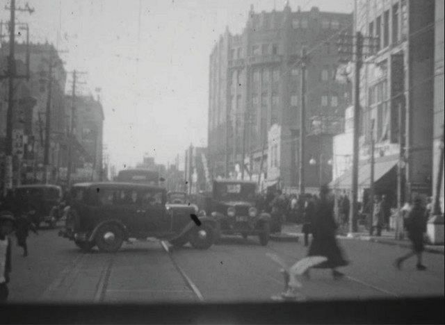 1931年の新宿駅前。右の大きな建物は後に伊勢丹に吸収される「ほてい屋百貨店」