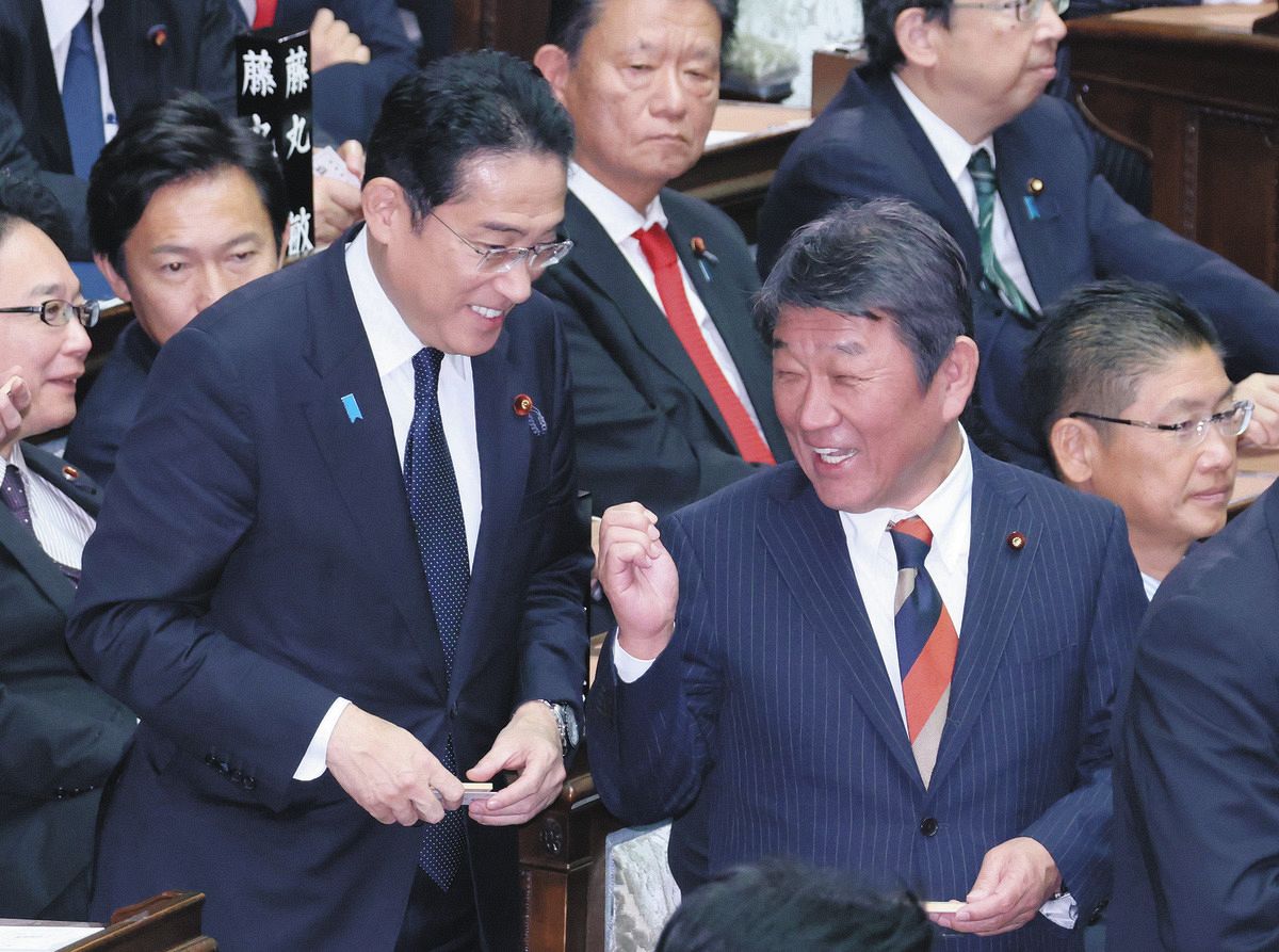 衆院本会議で、議長選挙の投票に臨む岸田首相（左）と自民党の茂木幹事長