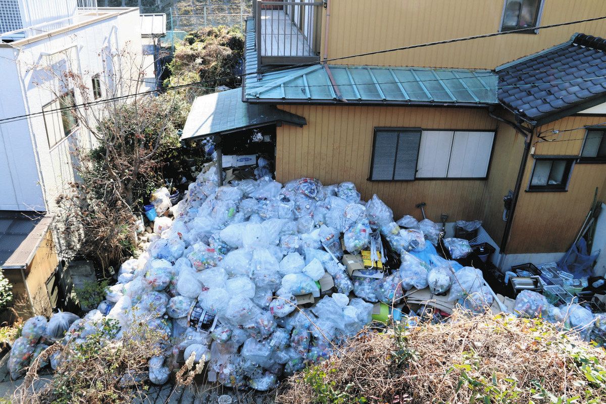 ごみ袋が敷地外まであふれている男性の住宅＝横須賀市で
