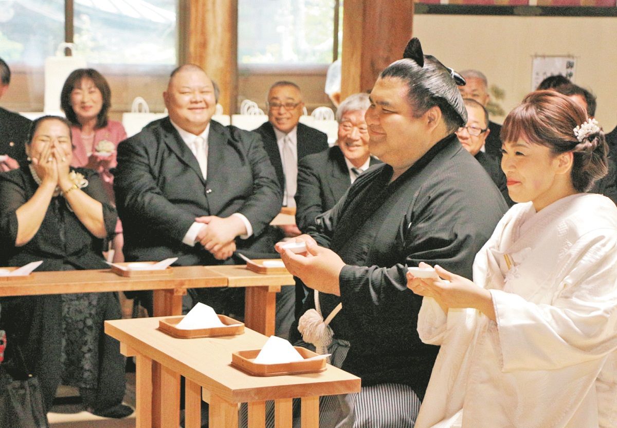 にこやかな表情を浮かべる高安関（手前右から２人目）と妻の杜このみさん（同右端）＝つくば市の筑波山神社で