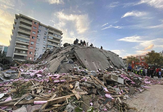 ３０日、トルコ西部イズミル県で地震により倒壊した建物＝ＡＰ
