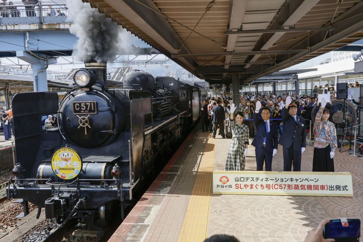 SL貴婦人、6年ぶりに復活 JR山口線、汽笛高らかに出発：東京新聞