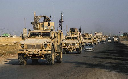 １０月２６日、シリア北東部カミシュリ付近を通る米軍の車両＝ＡＰ・共同