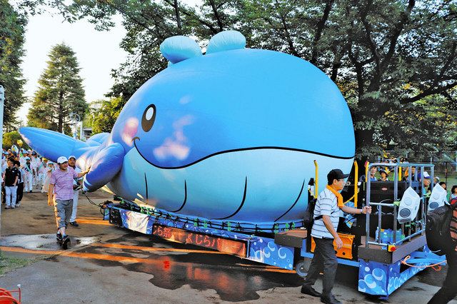 昨年のくじら祭で市内を練り歩いた大クジラ（昭島市提供）
