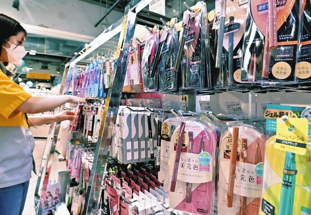 黒だけではない商品が並ぶカラーアイライナー売り場＝東京都渋谷区の渋谷ロフトで